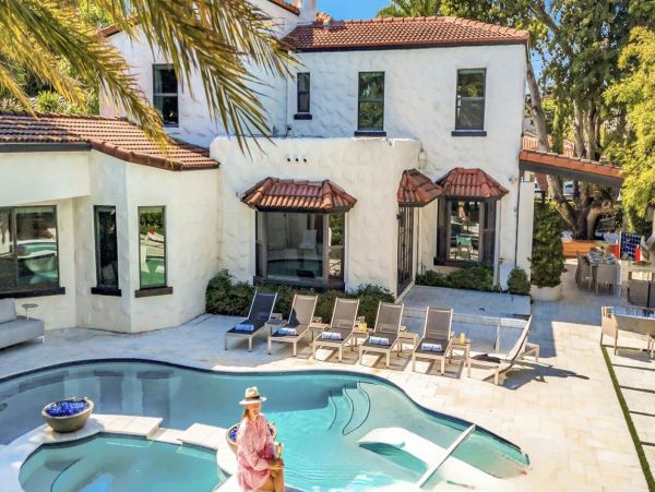 Luxurious 4-Bedroom Retreat Near Las Olas Blvd with Heated Pool
